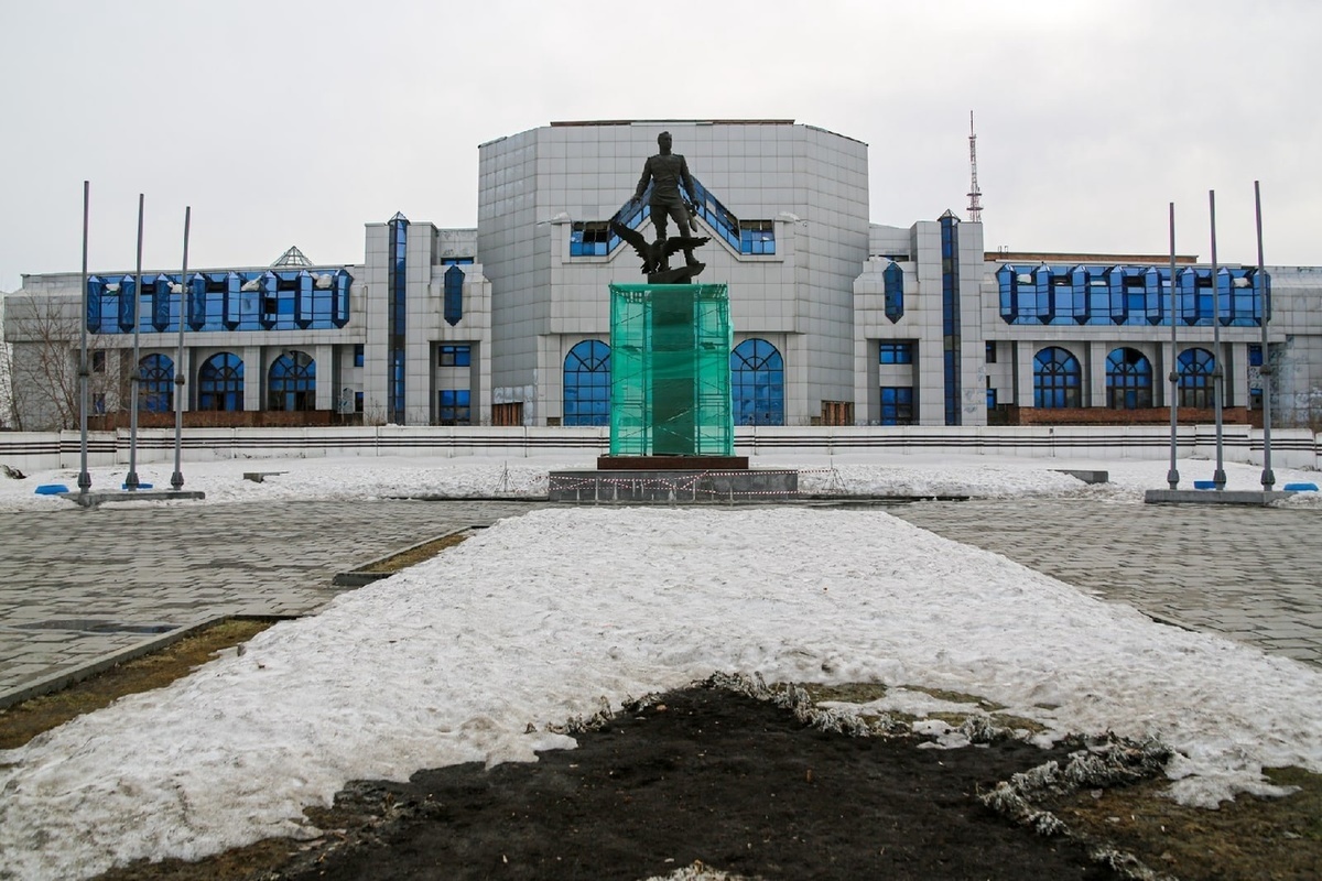 Площадь маркса. Новосибирск памятник Покрышкину пл.Маркса. Площадь Маркса Новосибирск памятник Покрышкину. Памятник маршалу Покрышкину в Новосибирске. Памятник на площади Карла Маркса в Новосибирске.