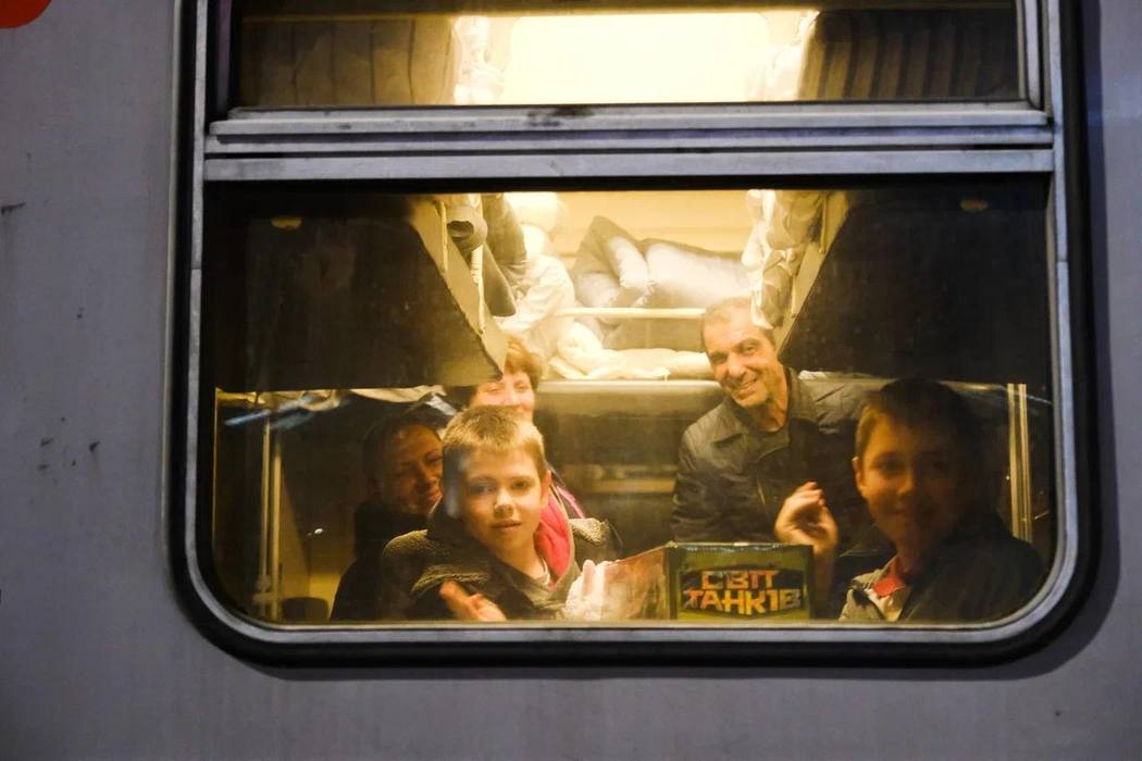 «Мужчины, женщины и дети»: кадры пребывания беженцев из Донбасса в Астраханскую область 