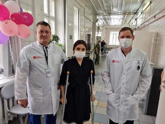 22-летней медсестре провели операцию на бёдрах новосибирские хирурги