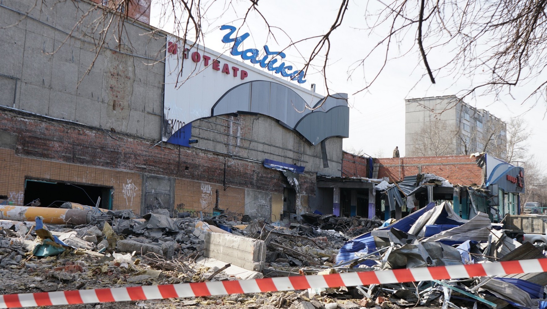 Чайка», прощай: при сносе кинотеатра завалило экскаватор