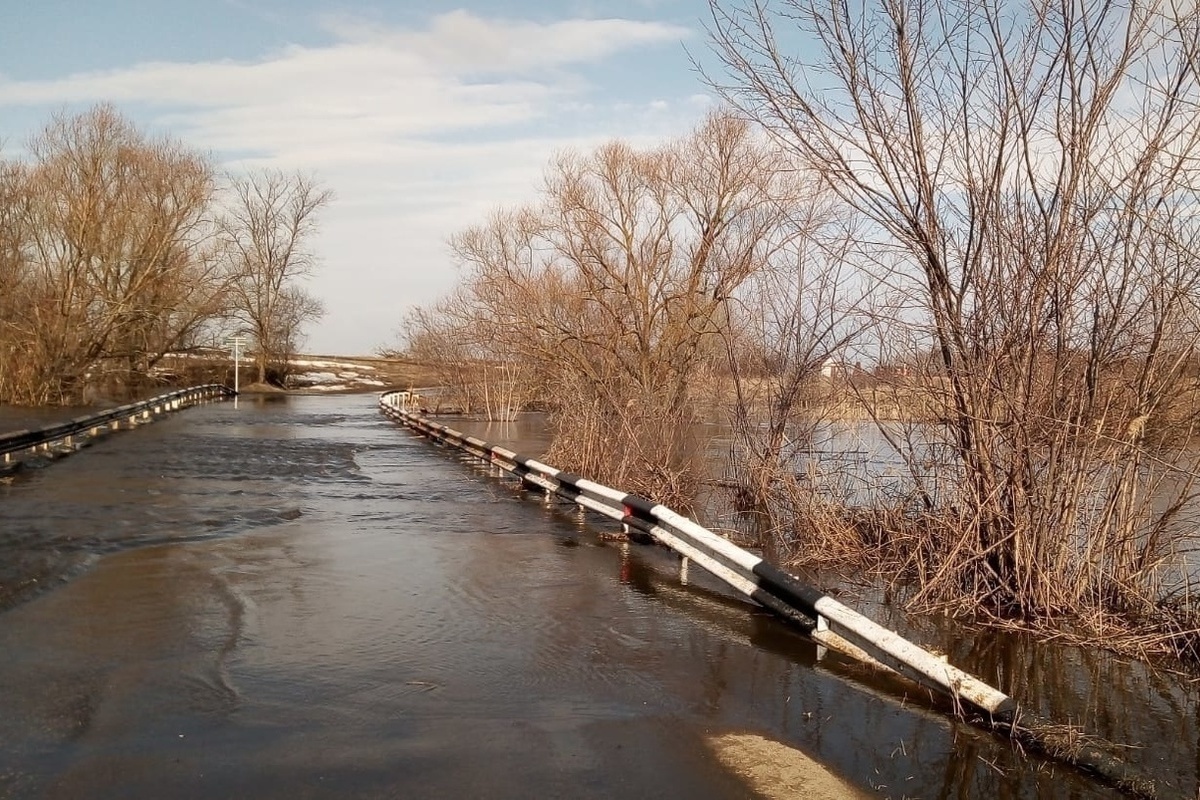 На рисунке показано изменение уровня воды водохранилища в течение 12 часов во время паводка