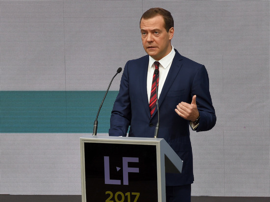 Медведев пригрозил судом западным странам из-за санкций