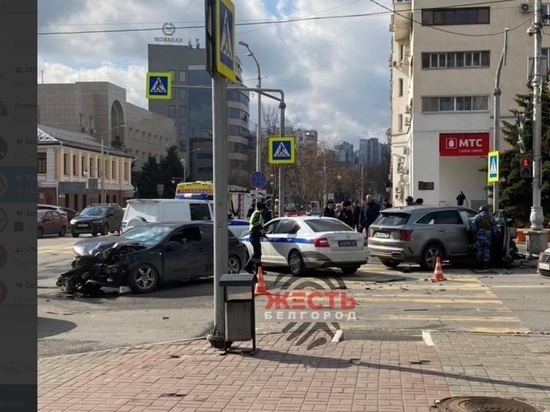 Двух человек увезли в больницу после столкновения в центре Белгорода «Киа» и «Опеля»