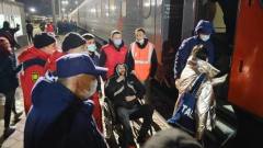 Видео, как в Астраханскую область прибывает поезд с беженцами из Донбасса 