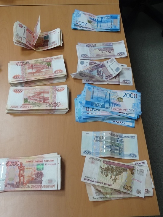 Из Сургута в Таджикистан пытались вывезти полтора миллиона незадекларированных рублей