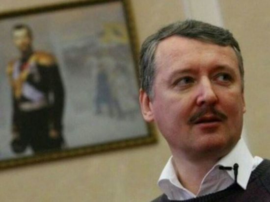 Стрелков объяснил происхождение белых повязок на телах в Буче