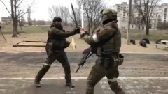 Чеченские военные сразились на мечах: видео Рамзана Кадырова
