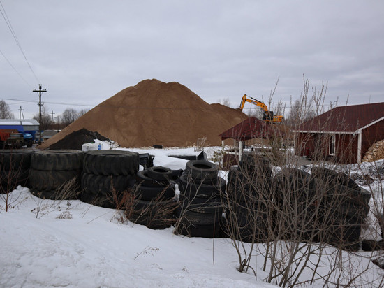 В микрорайоне Кирова устроили незаконную свалку отходов и снега