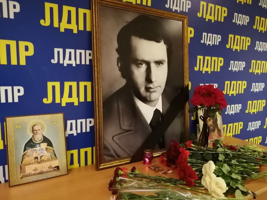 Петербуржцы несут цветы в отделение ЛДПР после смерти Жириновского
