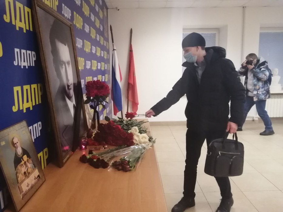 Петербуржцы несут цветы в отделение ЛДПР после смерти Жириновского