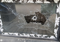 Жительница столицы Донбасса Елена Дахова сделала серию фотографий улицы Университетской, куда 14 марта упала смертоносная начинка ракеты «Точка-У»