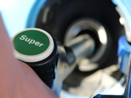 Цены на бензин в Великобритании достигли рекордного роста в XXI веке