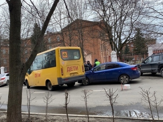 В Курске на Гоголя столкнулись легковушка и школьный автобус