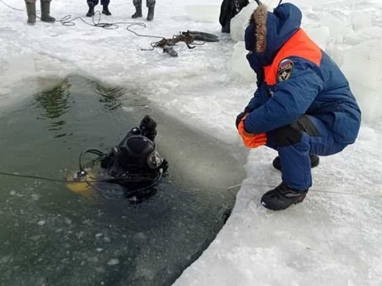 Спасатели Колымы достали тело утонувшего пенсионера: он провалился под лед с машиной