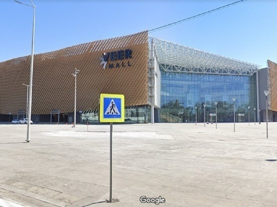 На название магазина Zara в Екатеринбурге приклеили российский флаг