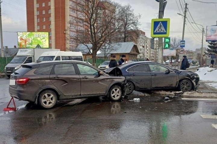 Костромское управление ГИБДД просит откликнуться очевидцев аварии, в которой пострадала 7-летняя девочка