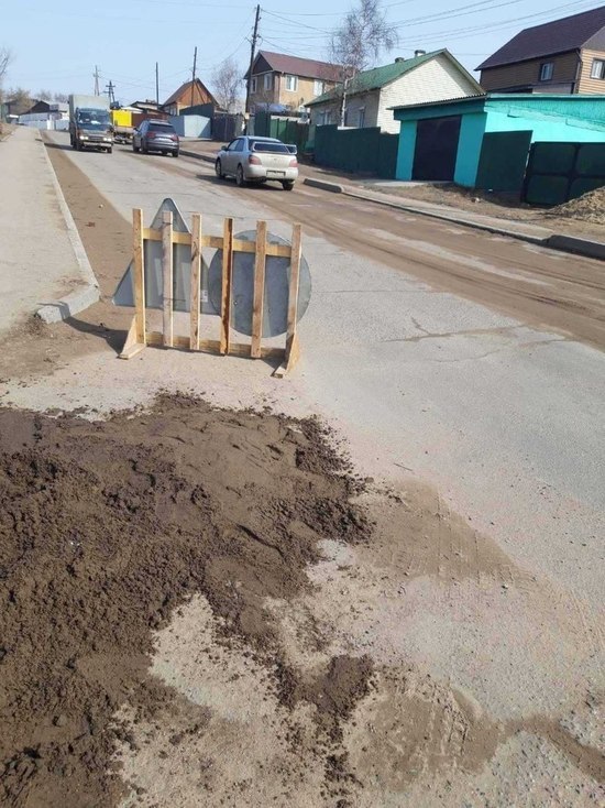 В Улан-Удэ засыпали провал на дороге после жалобы в соцсетях