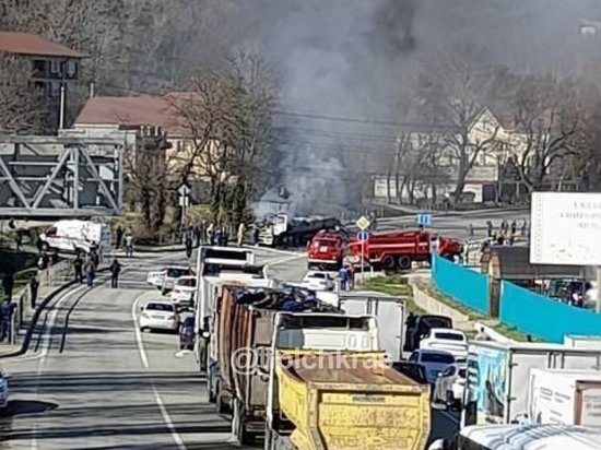 В результате ДТП на трассе в Джубге загорелось два грузовика