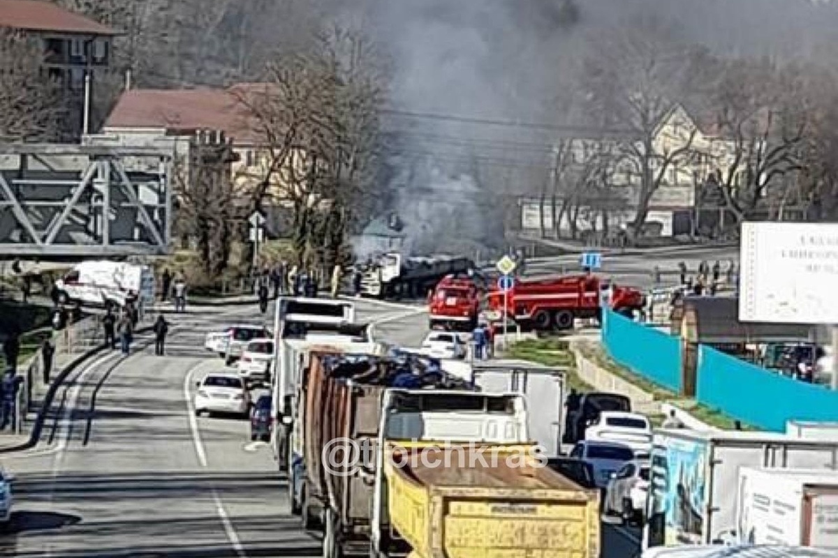 В результате ДТП на трассе в Джубге загорелось два грузовика - МК на Кубани