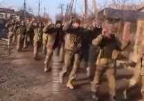 Украинские морпехи, державшие оборону в Мариуполе, массово сложили оружие