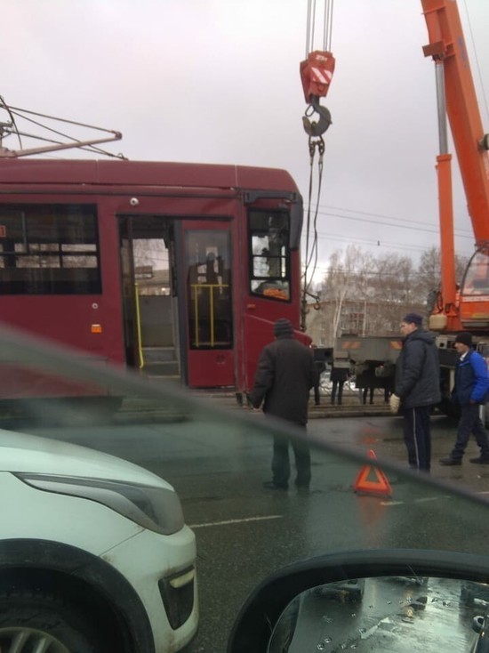 В Казани трамвай сошел с путей из-за разрыва рельсов