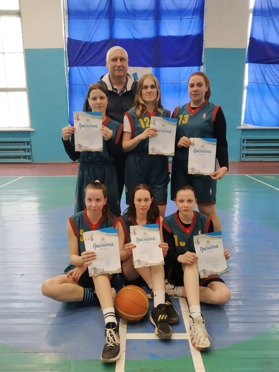 В Пскове завершилось первенство по баскетболу среди женских команд