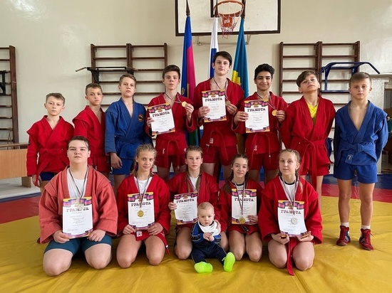 Самбисты из ДНР завоевали восемь медалей на соревнованиях в Анапе
