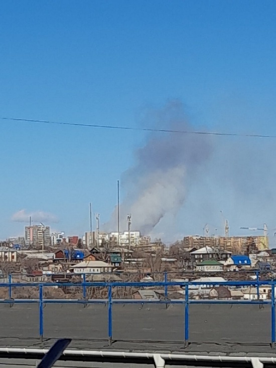 Красноярск накрыли дым и смог из-за горящей с обеда поляны с травой