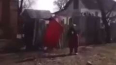 Старушка с красным флагом перепутала украинских военных с российскими
