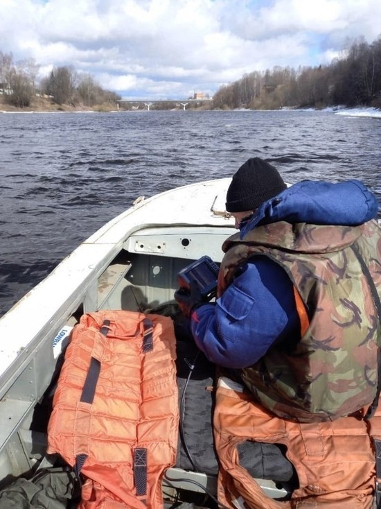 Смоленские спасатели ведут поиск утонувших в реке Западная Двина