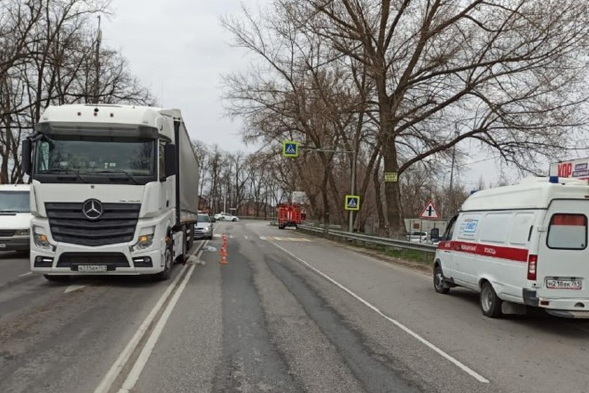 Город работ ростов на дону водитель. В Ростове-на-Дону фуры. Фура наехала на акцент Ростов.