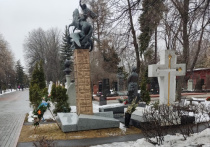 На Новодевичьем кладбище Москвы, где в пятницу состоятся похороны лидера ЛДПР Владимира Жириновского, умершего накануне, идет подготовка к траурному мероприятию