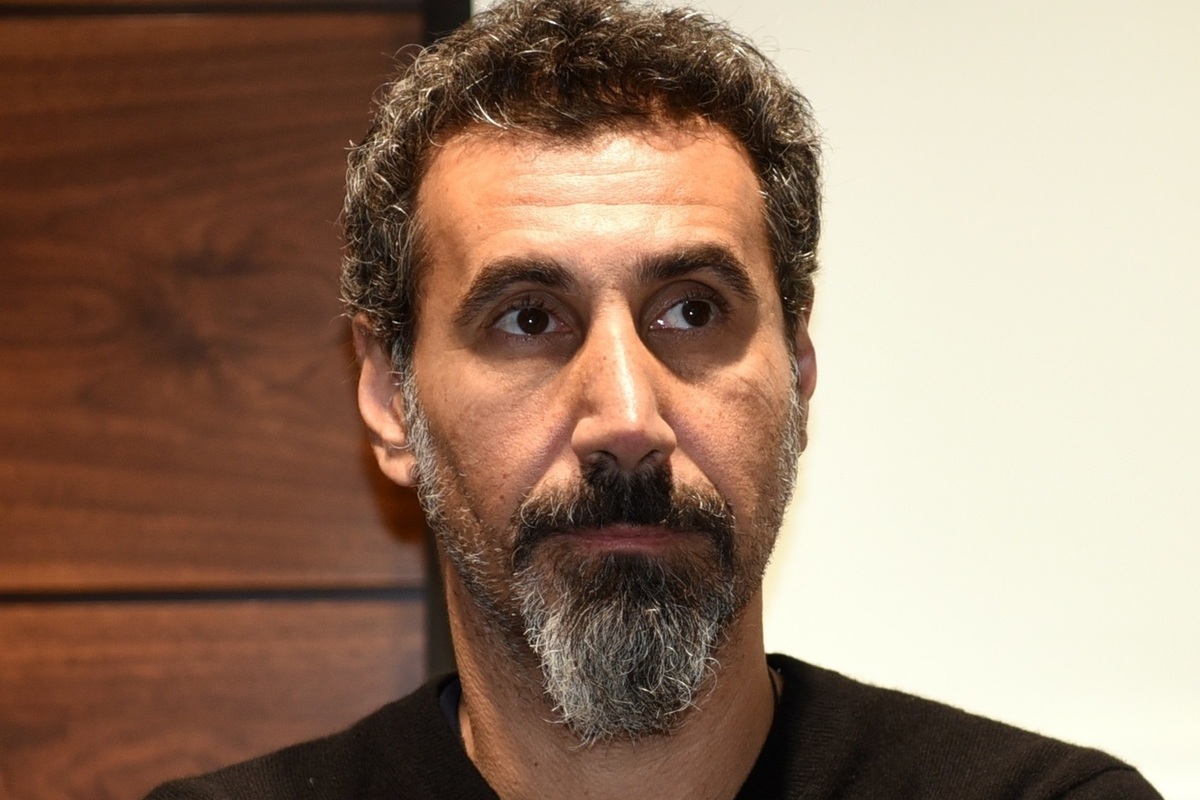 Serj tankian elasticity. Серж Танкян 2022. Севаг Танкян. Серж Танкян 2023. Серж Танкян в Армении.