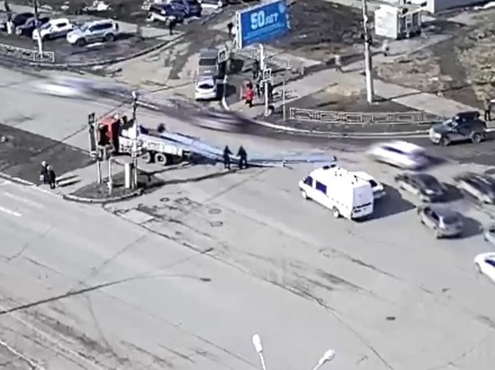 Росгвардейцы помогли водителю, потерявшему груз, и предотвратили автомобильную пробку на перекрестке в Вологде