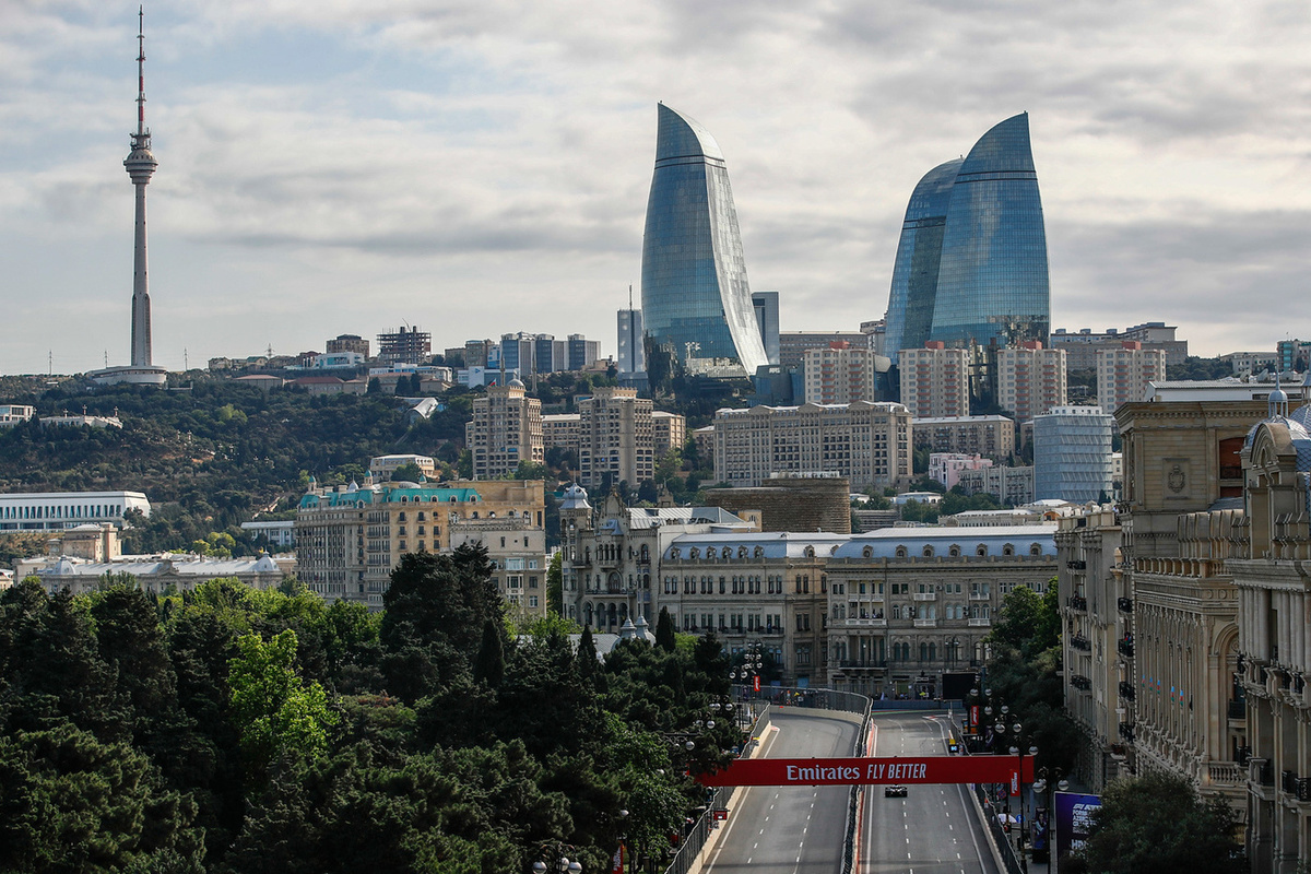 Россияне хлынули в Баку: чем манит переселенцев каспийский берег - МК