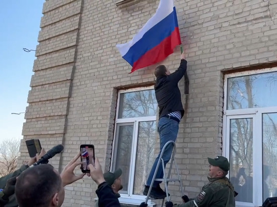 Пушилин и Турчак водрузили флаг РФ и знамя Победы в Запорожье