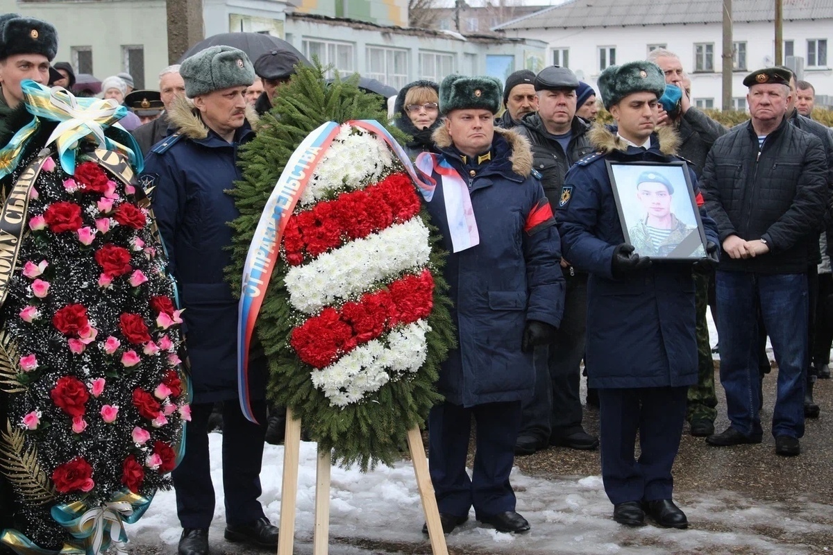 Прощание с военным. Похороны военнослужащего. Похороны солдат погибших в Украине.
