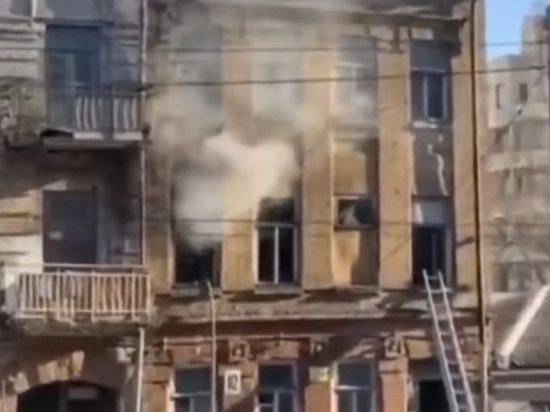 В Ростове во время пожара в квартире пострадала женщина и девочка-подросток