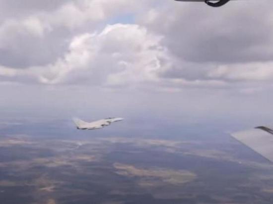 Российская служба контроля полета предупредила о неком военном самолете