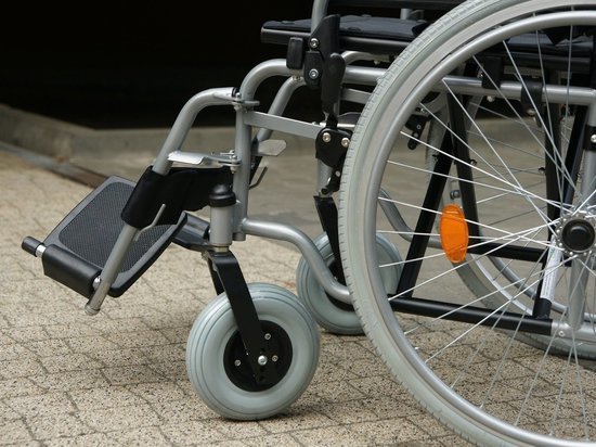 В Карелии инвалида до почты на руках несли двое мужчин