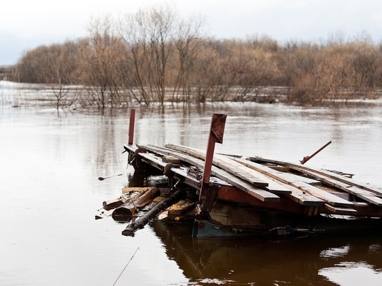 Жителей кузбасского поселка эвакуировали из-за затопления