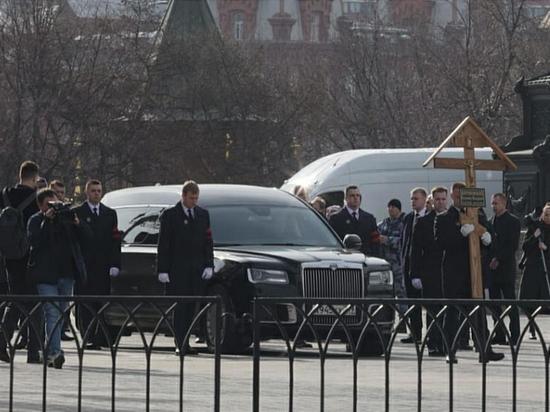 Гроб с телом Жириновского увезли в Колонный зал Дома Союзов