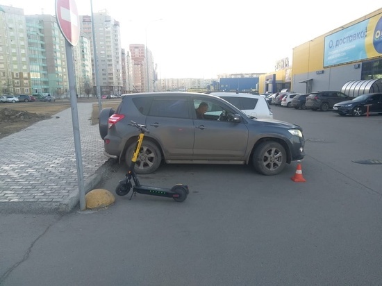 В Красноярске две школьницы на электросамокате врезались в Toyota на Ястынской