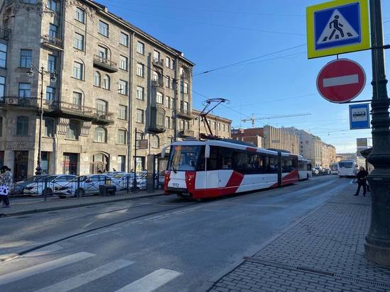 Почти 300 новых троллейбусов и 200 трамваев выйдут на улицы Петербурга до конца 2023 года