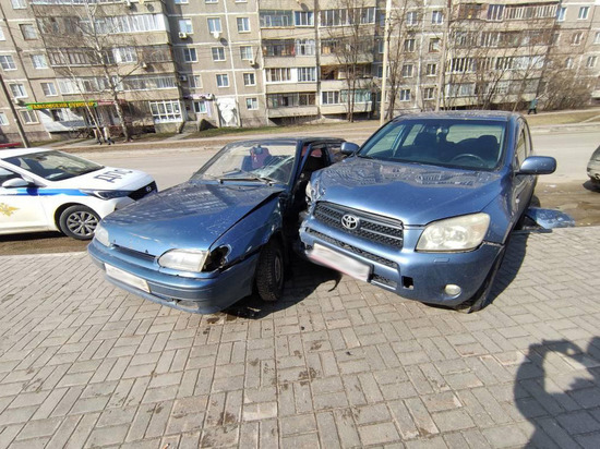 В центре Тамбова легковушка столкнулась с кроссовером: есть пострадавший