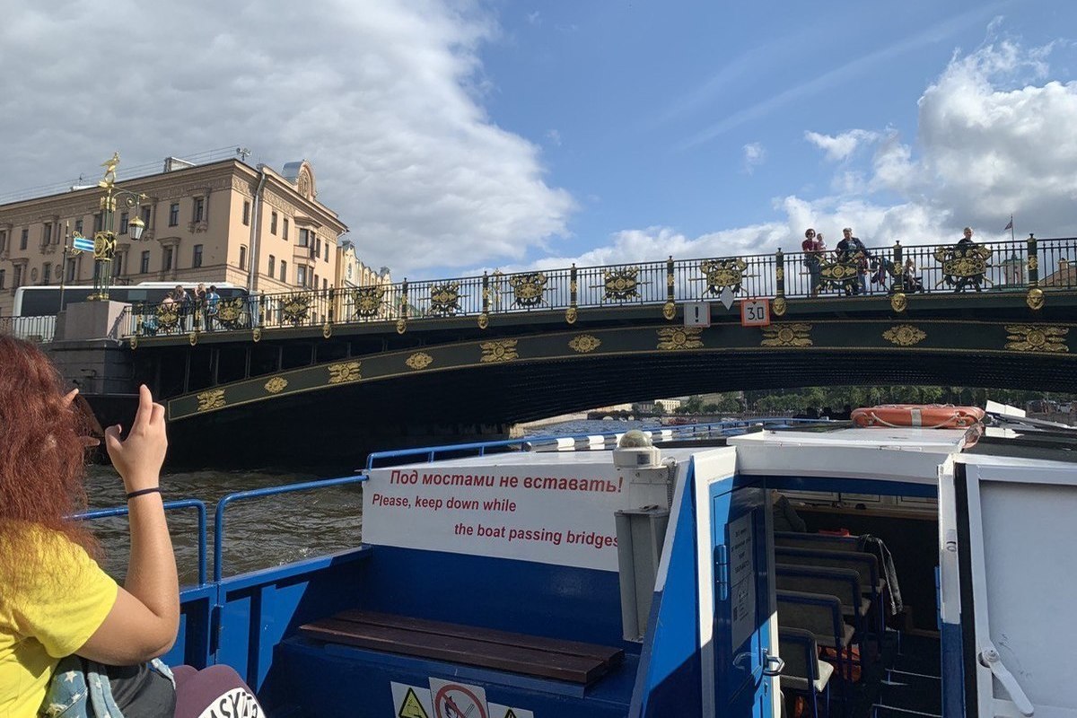 Петербург канал спб программа. Разводной мост в Питере. Кронштадт от Питера. Санкт-Петербург в апреле. Питер забор вдоль реки.