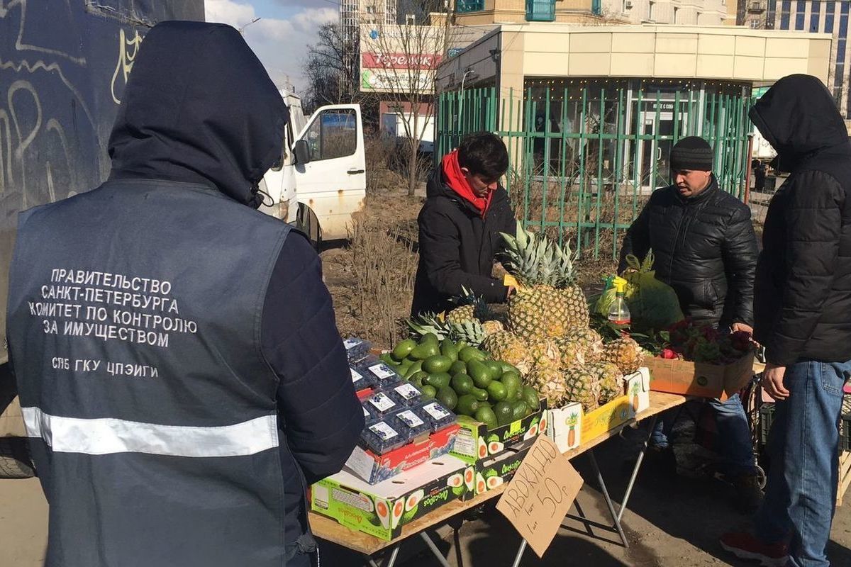 Торговля петербурга. Торговля у метро. Незаконная торговля Санкт-Петербург. Торговля у метро ул Дыбенко. Незаконная торговля Санкт-Петербург около метро.