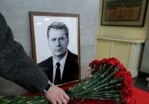 Во время прощания президента России с лидером ЛДПР у гроба Жириновского не было солдат почетного караула