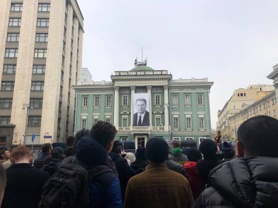 Огромная очередь выстроилась к гробу Жириновского