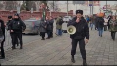 Посетителей не пустили к могиле Жириновского: "Приходите завтра"